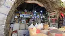 Warga berbelanja menjelang bulan suci Ramadan di pasar kota tua Sanaa, Yaman, Sabtu (18/4/2020). Umat muslim di Timur Tengah bersiap untuk bulan Ramadan yang suram akibat pandemi virus corona COVID-19. (Mohammed HUWAIS/AFP)