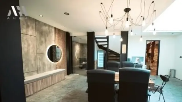 Deddy Corbuzier dan studio mewahnya (YouTube/AH)