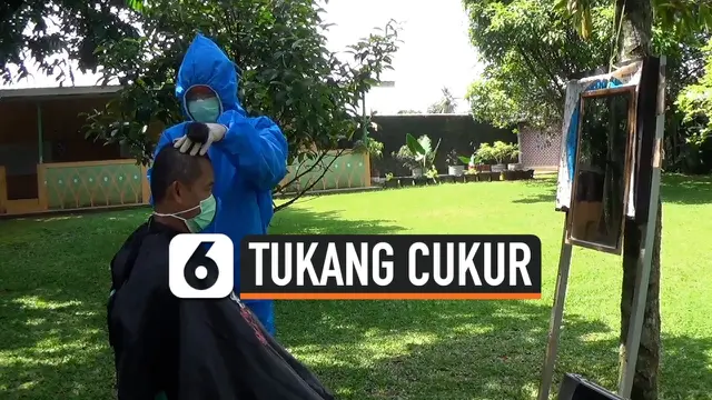 VIDEO: Tukang Cukur Keliling Pakai APD untuk Hindari Corona