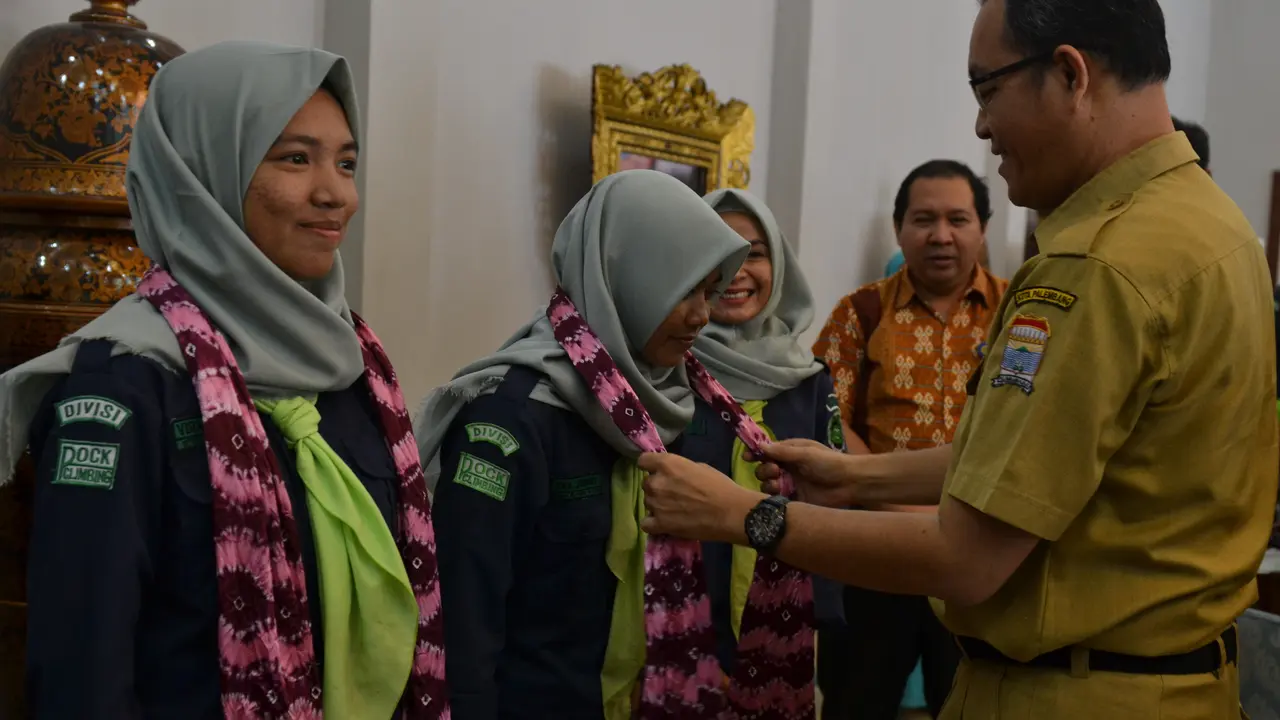 Tiga Mahasiswa Promosikan Kain Palembang ke Vietnam