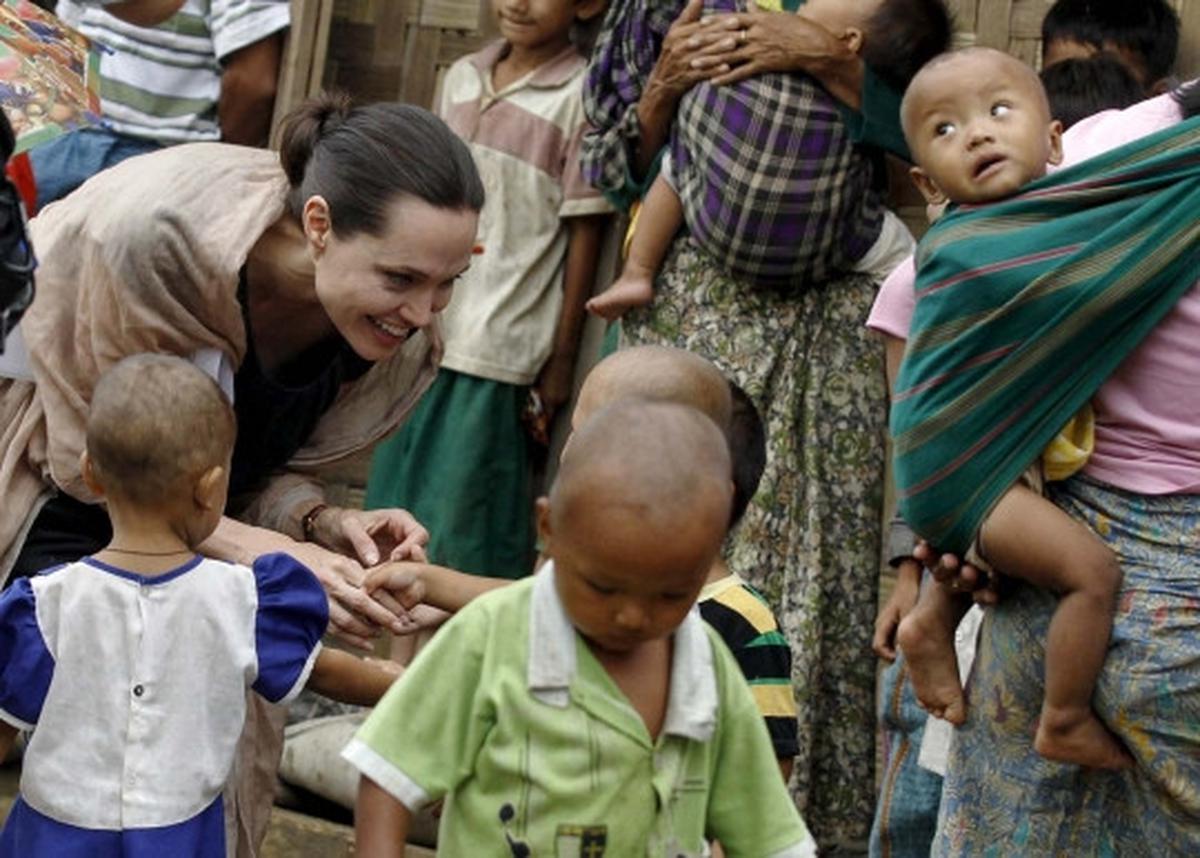 Senyum Angelina Jolie sapa pengungsi etnis Kachin di Myanmar