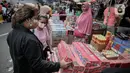 Pembeli memilih kembang api di Pasar Asemka, Jakarta, Selasa (28/12/2021). Petasan dan kembang api yang dijual di pasar ini harganya bervariasi mulai dari harga Rp 5.000 hingga Rp 2.950.000 tergantung jenis dan modelnya. (Liputan6.com/Faizal Fanani)