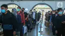 Calon penumpang antre untuk memasuki peron Stasiun Pasar Senen di Jakarta, Jumat (8/7/2022). Dua hari menjelang Idul adha 2022, jumlah penumpang kereta api jarak jauh meningkat dua kali lipat di Stasiun Pasar Senen dengan jumlah 14.470 penumpang dari 24 jadwal keberangkatan KA. (Liputan6.com/Herman Zakharia)