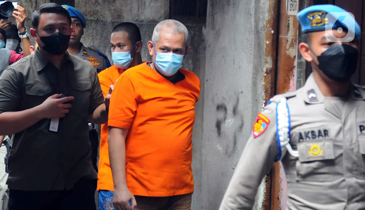 Tersangka dihadirkan saat konferensi pers kasus rumah industri narkoba di pemukiman padat penduduk Kampung Rawa, Johar Baru, Jakarta Pusat, Selasa (7/2/2023). Polisi menyita barang bukti sebanyak 146 butir ekstasi berbagai logo, 349 gram serbuk ekstasi, 37 gram tembakau sintesis, peralatan kitchen lab, dan alat komunikasi. (merdeka.com/Imam Buhori)