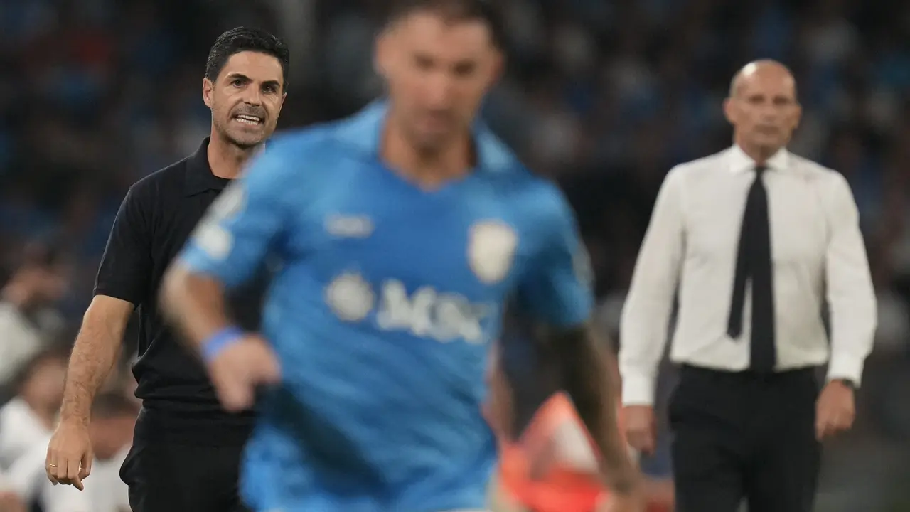 Manajer Arsenal Mikel Arteta (kiri) dan pelatih Napoli Massimiliano Allegri (kanan)