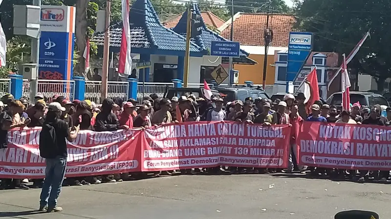 Massa menggelar demo di depan DPRD Banyuwangi menolak kotak kosong pada Pilkada 2024. (Hermawan/Liputan6.com)