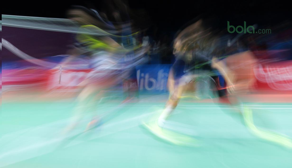 Hafiz Faizal/Gloria Emanuelle berebut kok saat melawan Tontowi Ahmad/Liliyana Natsir pada semifinal Indonesia Open 2018 di Istora Senayan, Jakarta, (7/6/2018). Tontowi/Liliyana menang 21-18, 21-8. (Bola.com/Nick Hanoatubun)