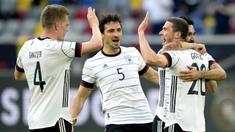 Para pemain Jerman merayakan gol pertama ke gawang Latvia yang dicetak bek Robin Gosens (kanan) dalam laga uji coba menjelang Euro 2020 (Euro 2021) di Merkur Spiel Arena, Duesseldorf, Senin (7/6/2021). Jerman menang 7-1 atas Latvia. (AP/Martin Meissner)