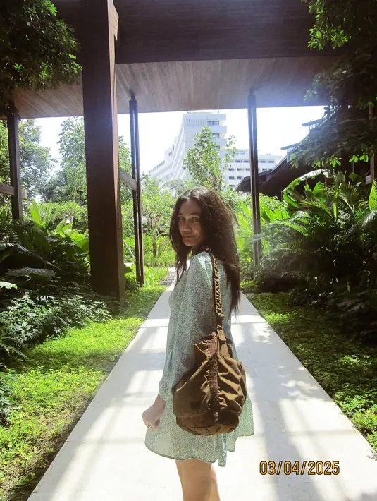 Di tengah sorotan mengenai kabar pernikahannya, Luna Maya tampak menikmati momen liburan di Bali. Namun bukan Luna namanya jika tidak berhasil mencuri perhatian dengan penampilannya yang stylish dan effortless.  [@lunamaya].