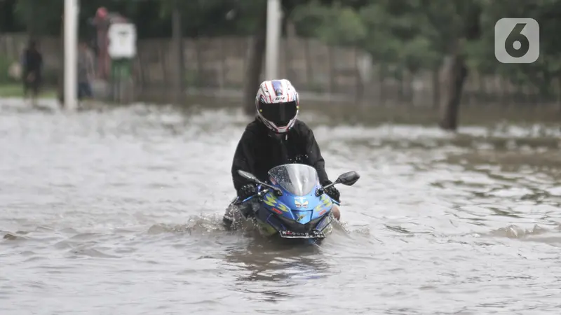 Jakarta Diguyur Hujan, Jalan Ahmad Yani Terendam Banjir