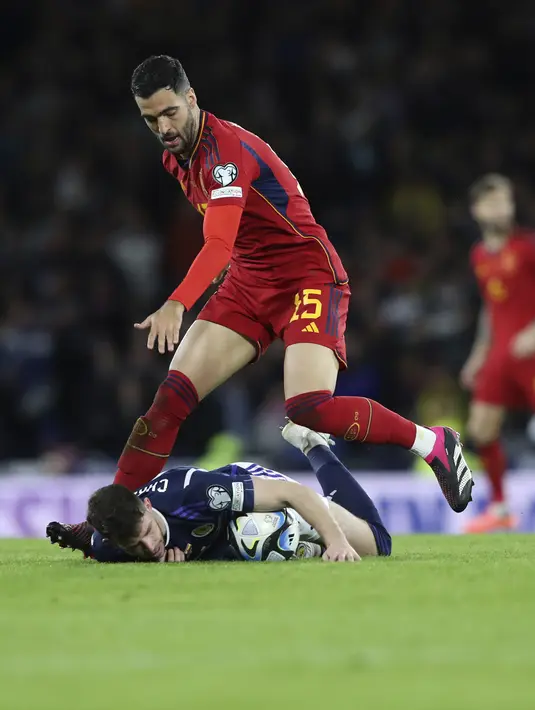 Kebobolan membuat Spanyol bermain lebih agresif. Skor 1-0 bertahan selama 45 menit. (AP Photo/Scott Heppell)