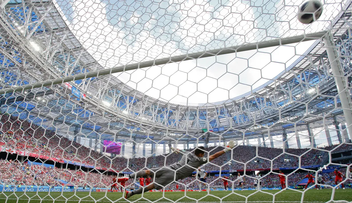 Penyerang Inggris Harry Kane mencetak gol kedua untuk timnya saat melawan Panama dalam pertandingan Piala Dunia 2018 di Nizhny Novgorod Stadium, Rusia (24/6). Pada pertandingan ini Harry Kane berhasil mencetak hattrick. (AP/Antonio Calanni)