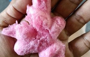 Viral video di sosial media seorang pedagang diintrogasi karena dituding menjual es kue jadul berbahan spons atau busa. Proses introgasi pun sempat direkam oleh warga dan diunggah ke salah satu akun Instagram.