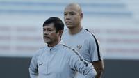 Pelatih Timnas Indonesia U-22, Indra Sjafri, bersama asistennya, Nova Arianto, saat memimpin latihan tim di Stadion Rizal Memorial, Manila, Rabu (27/11/2019). Latihan ini menjadi bagian dari persiapan menghadapi Singapura, Kamis (28/11/2019). (Bola.com/Muhammad Iqbal Ichsan)