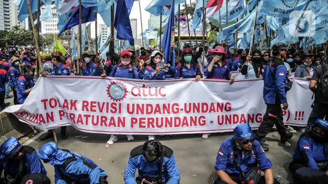 FOTO: Aksi Buruh Peringati May Day di Kawasan Patung Kuda