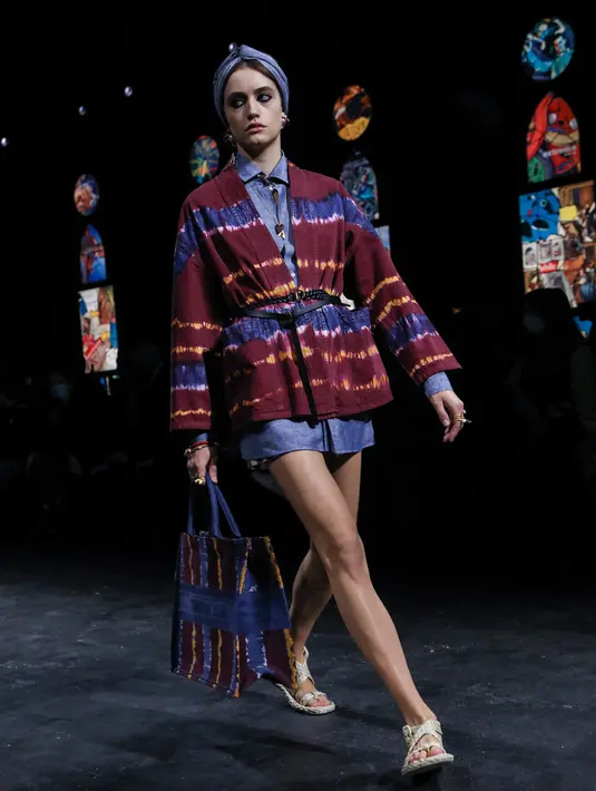 Seorang model mengenakan kreasi untuk koleksi busana edisi semi-musim panas 2021 Dior selama Paris Fashion Week pada Selasa (29/9/2020). Paris Fashion Week digelar kembali di tengah pandemi COVID-19 dan berlangsung mulai dari 28 September hingga 6 Oktober 2020. (Vianney Le Caer/Invision/AP)