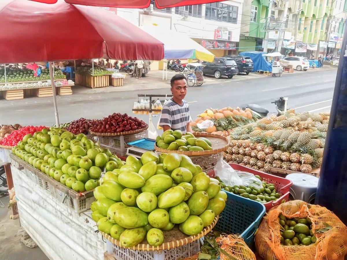 Nadi Sugiharto telah menjalankan usaha buah 'Nanas Nadi' sejak 1993 di Pasar Tradisional SMEP, Bandar Lampung.