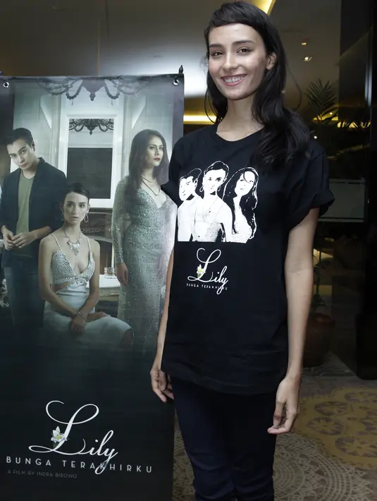 Menurut Salvita sebagai seorang pemeran, berperan sebagai siapa saja merupakan tantangan yang memiliki konsekuensi sendiri. (Wimbarsana Kewas/Bintang.com)