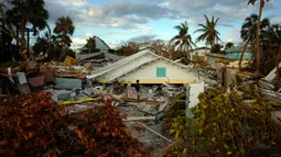 Hanya tersisa atap sebuah rumah setelah satu minggu terjadinya Badai Ian di Pulau San Carlos, Pantai Fort Myers, Florida, Rabu (5/10/2022). Fort Myers menjadi salah satu daerah yang terkena dampak Badai Ian paling parah. (AP Photo/Rebecca Blackwell)