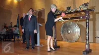 Menlu Australia Julie Bishop memukul gong sebagai tanda diresmikannya Kedubes Australia yang baru di Jalan Patra, Kuningan, Jakarta, Senin (21/3/2016). Kedubes Australia di Jakarta ini adalah Kedubes Australia terbesar di dunia. (Liputan6.com/JohanTallo)