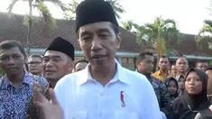 Selain memberi bantuan untuk siswa yang terkena banjir, Jokowi juga menargetkan perbaikan infrastruktur akan rampung di akhir bulan Desember.