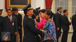 Menteri Kelautan dan Perikanan, Susi Pudjiastuti memberikan ucapan selamat kepada Marsekal Madya Hadi Tjahjanto usai dilantik oleh Presiden Jokowi sebagai Kasau yang baru, Jakarta, Rabu (18/1). (Liputan6.com/Angga Yuniar) 