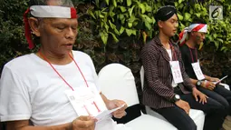 Sejumlah peserta bersiap mengikuti lomba membaca naskah Proklamasi Kemerdekaan Republik Indonesia saat mengikuti lomba di Kementerian Hukum dan HAM, Jakarta, Senin (14/8). (Liputan6.com/Helmi Afandi)