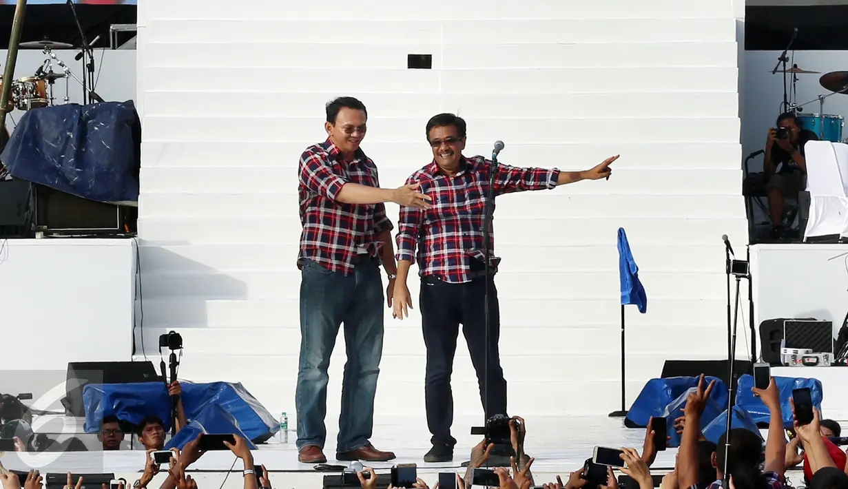 Cagub dan Cawagub Nomor Urut 2 Ahok-Djarot memberikan salam dua jari kepada ribuan pendukungnya saat "Konser Gue 2" di "ex golf driving range" Senayan, Jakarta, (4/2). (Liputan6/JohanTallo)