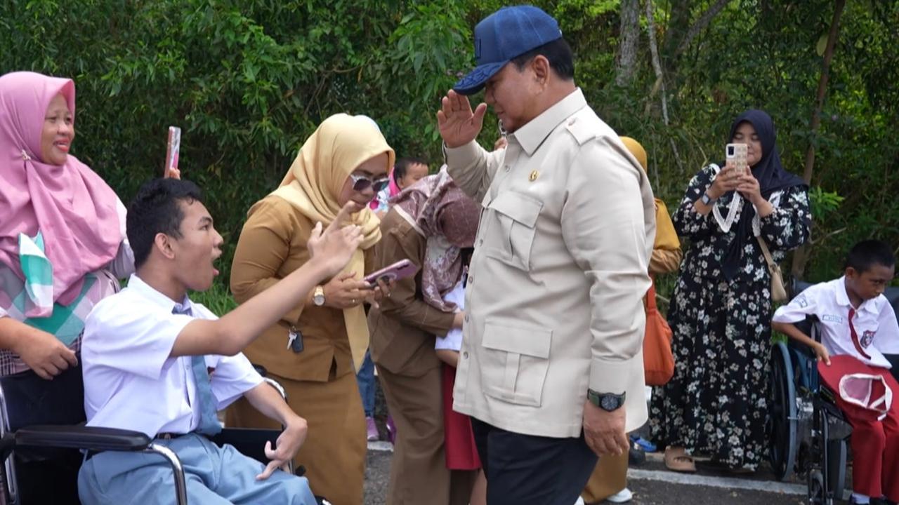 Sikap Sempurna Sambil Hormat, Momen Haru Presiden Prabowo Peluk Cium Anak-Anak Disabilitas di Babel