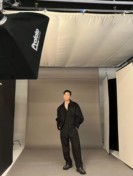 Wi Ha Jun juga tak jarang membagikan momen kesehariannya. Seperti ia yang sedang melakukan photoshoot di studio ini. Wi Ha Jun tampil tampan dengan balutan outfit serba hitam. [Foto: Instagram/wi_wi_wi]