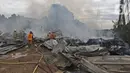 Petugas pemadam kebakaran melakukan pendingin di Pabrik penggilingan kapas,  Pasar Rebo, Jakarta Timur, Selasa (16/11/2021). Sudin Penanggulangan Kebakaran dan Penyelamatan (Gulkarmat) Jakarta Timur menurunkan 13  mobil pemadam kebakaran  untuk memadamkan api. (Liputan6.com/Herman Zakharia)