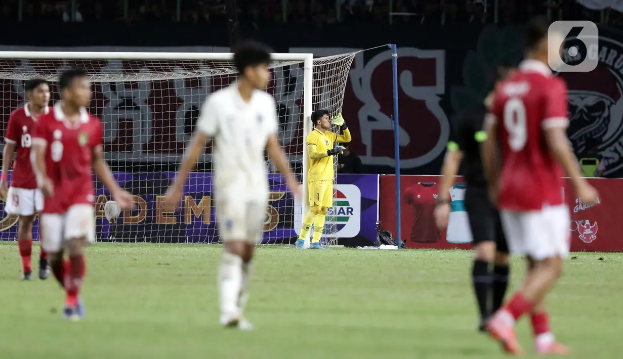 Penjaga gawang Timnas Indonesia U-19, Cahya Supriadi menyempatkan minum di sel-sela laga melawan Thailand U-19 pada lanjutan penyisihan grup A Piala AFF U-19 2022 di Stadion Patriot Candrabhaga, Bekasi, Jawa Barat, Rabu (6/7/2022). Timnas Indonesia U-19 harus puas dengan hasil imbang 0-0. (Liputan6.com/Helmi Fithriansyah)
