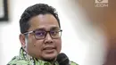 Anggota Badan Pengawas Pemilu (Bawaslu) Rahmat Bagja (tengah) saat menjadi narasumber diskusi di Media Center KPU RI, Jakarta, Rabu (6/3). Diskusi bertemakan 'tantangan mewujudkan pemilu damai'. (Liputan6.com/Faizal Fanani)
