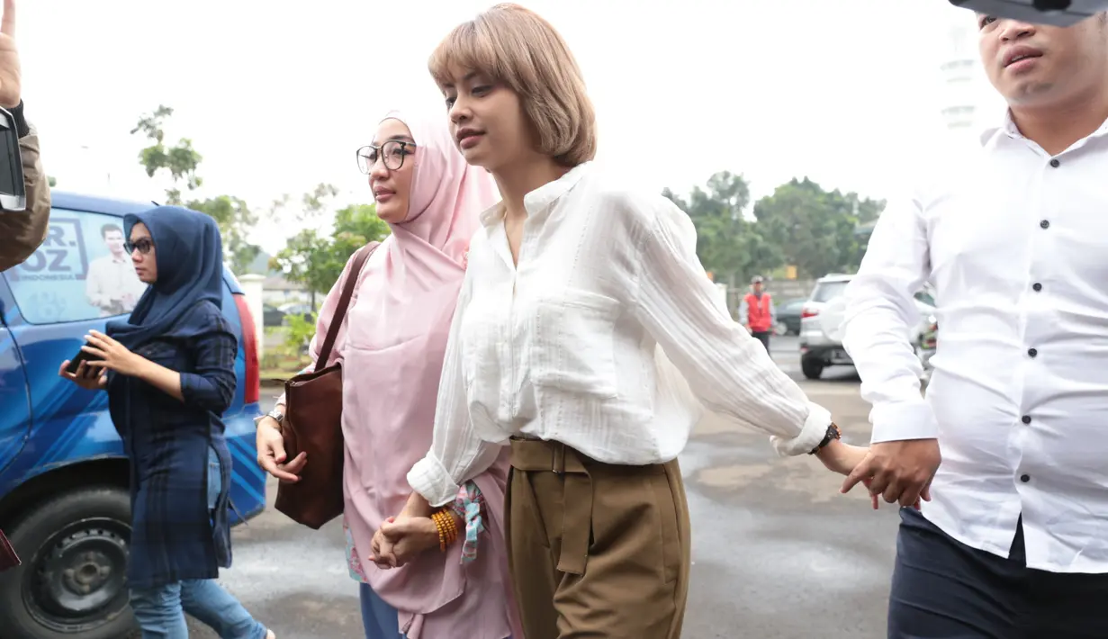 "Tadi agendanya putusan, sidang terakhir. Putusannya akhirnya gugatan Tiwi dikabulkan. Kemudian untuk hak asuh anak jatuh ke Tiwi," kata Indra Darusman di Pengadilan Agama Tigaraksa, Tangerang, Banten, Rabu (2/8). (Adrian Putra/Bintang.com)