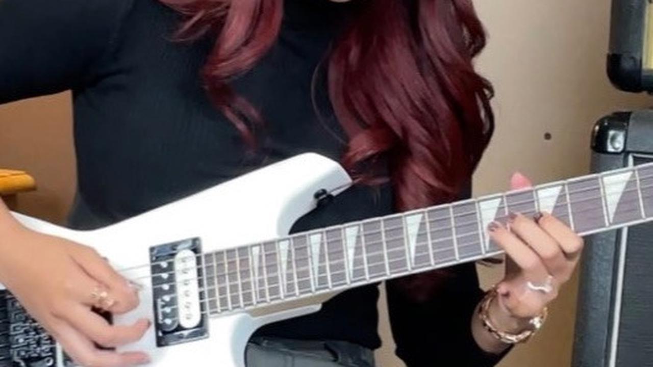 Mayang sebelumnya pernah mewarnai rambut dengan warna ungu terang. Gaya rambutnya hampir sama dengan rambut panjang.