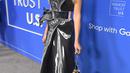 Klum melengkapi penampilannya dengan Goldfish Accessory Bag, yang terdiri dari akuarium ikan akrilik bening dengan ikan mas mengambang. (Charley Gallay/Getty Images for Fashion Trust U.S./AFP)