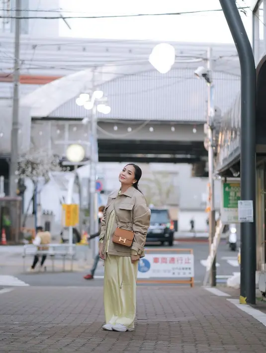 Berpose di jalan raya, istri Raffi Ahmad ini memadukan setelan kemeja satin dan jaket pocket. [Foto: IG/raffinagita1717].