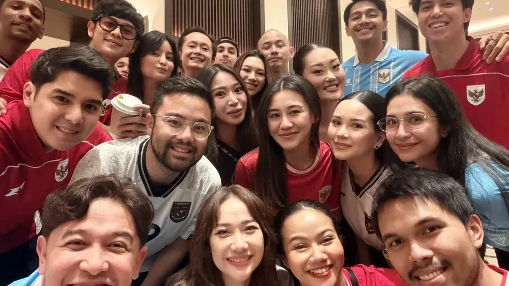Pertandingan final FIFA ASEAN Cup 2026 disaksikan oleh sederet pasutri selebriti. Dari bangku penonton, mereka memberi semangat Timnas Indonesia untuk mengalahkan timnas Thailand. Seperti apa gaya busananya? [@miktambayong]