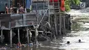 Anak-anak berenang di bawah jamban yang berada di bantaran Kali Ciliwung, Jakarta, Senin (19/11). Saat ini, tercatat sekitar 500 ribu penduduk DKI Jakarta tidak memiliki akses sanitasi yang layak. (Merdeka.com/Iqbal Nugroho)