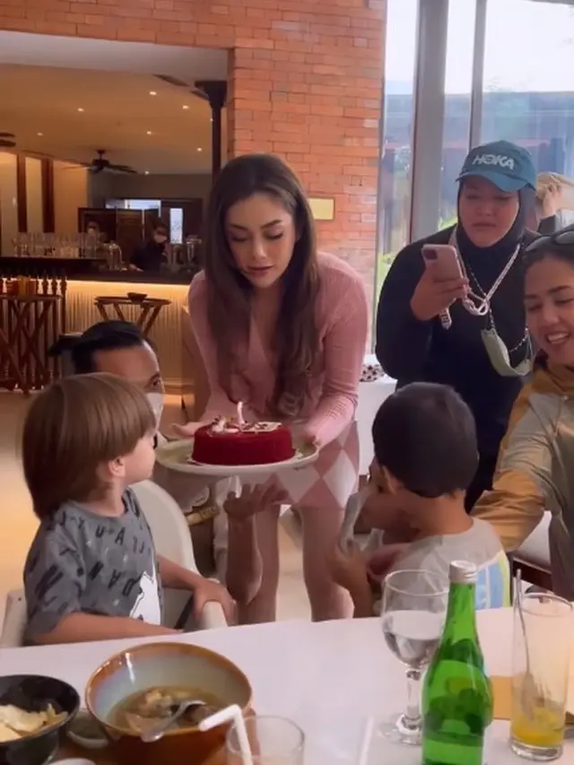 Tanpa Stefan William, Ini 7 Potret Celine Evangelista Rayakan Ulang Tahun Anak