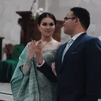 Anak laki-laki Hotman Paris, Fritz Hutapea dan kekasihnya, Chen Giovani, hari ini secara resmi telah melangsungkan acara pertunangan adat Batak, yaitu Mangain dan Martumpol. [Foto: Instagram/harvestdecoration]