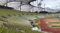 Sejak diresmikan pada 1972, Olympiastadion Munchen memiliki kapasitas 69.250 tempat duduk dan sempat menjadi venue turnamen sepak bola akbar, seperti final Piala Dunia 1974 dan final Piala Eropa 1988. (Bola.com/Gerendo Pradigdo)