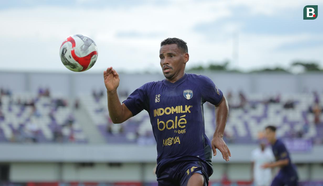 Pemain Persita, Eber Bessa berusaha mengontrol bola dalam laga BRI Super League 2025/2026 melawan Borneo FC di Indomilk Arena, Tangerang, Banten, Jumat (09/01/2026). (Bola.com/Bagaskara Lazuardi)