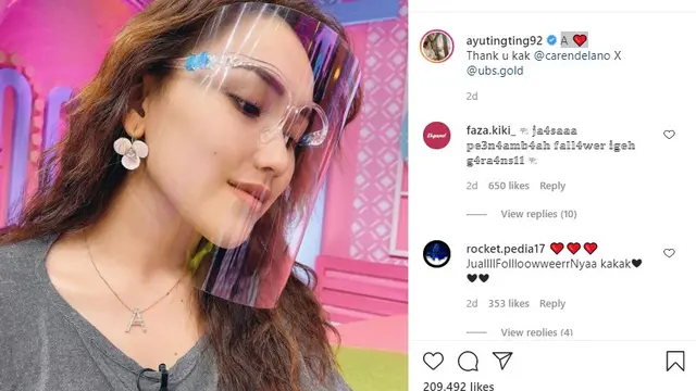 Ayu Ting Ting menuliskan inisial nama A dengan emotikon love (https://www.instagram.com/p/CGZW66YlgcU/)