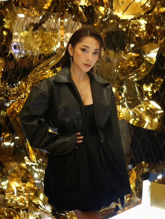 Crop jacket dan mini dress jadi pilihan Dinda Kirana untuk terlihat glamor. Dengan padanan gaya rambut slick dan drop earring.  / Foto: Adrian - Fimela.com.