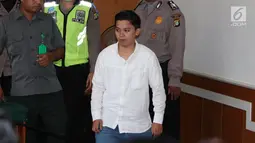 Terdakwa Siti Nuraidah Hasibuan alias Kiki memasuki ruangan untuk menjalani sidang kasus dugaan penipuan First Travel di PN Kota Depok, Senin (21/3). (Liputan6.com/Immanuel Antonius)