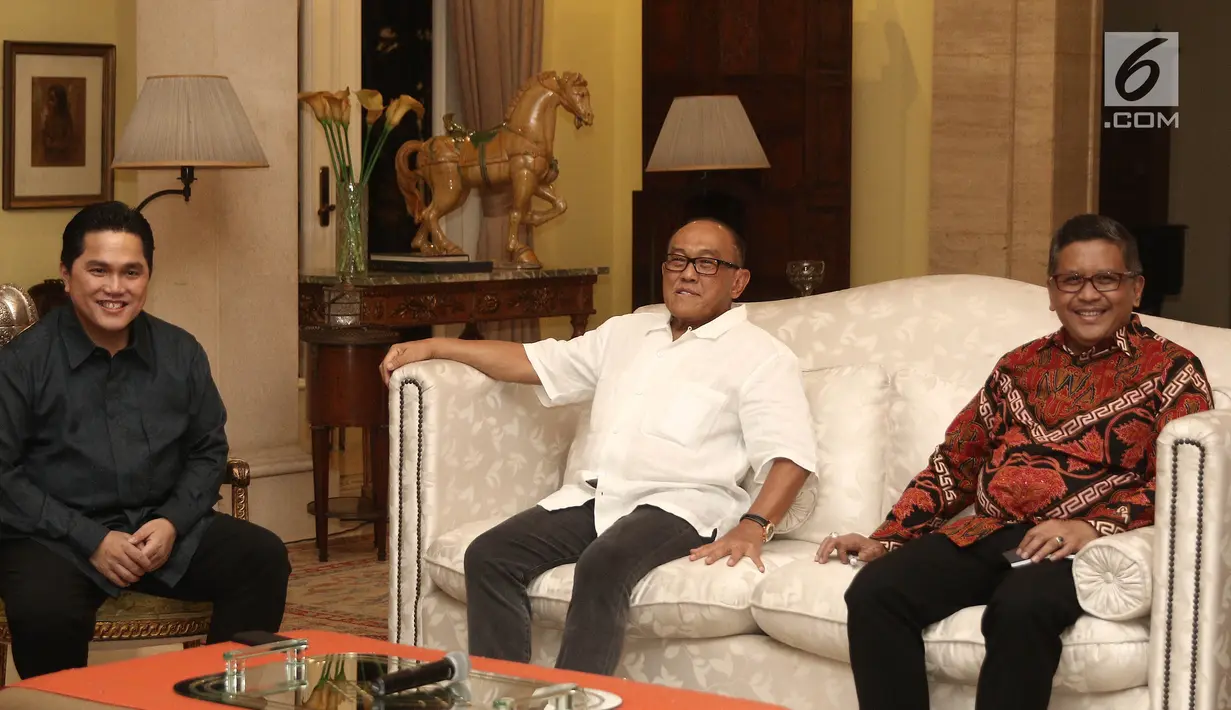 Ketua Dewan Pembina Partai Golkar Aburizal Bakrie berbincang dengan Ketua TKN Jokowi-Ma'ruf Amin, Erick Thohir saat pertemuan tertutup di Jakarta, Senin (8/10). Pertemuan membicarakan situasi politik terkini bangsa. (Liputan6.com/Herman Zakharia)