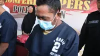 Pelaku AY saat diamankan di Polres Tuban. (Adirin/Liputan6.com)