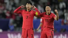 Timnas Korea Selatan sukses melangkah ke semifinal Piala Asia 2023 setelah lagi-lagi melakukan comeback dramatis seperti yang dilakukan di babak 16 besar. Kali ini di babak perempatfinal yang digelar di Al Janoub Stadium, Al Wakrah, Qatar, Jumat (2/2/2024) Australia yang menjadi korban semangat pantang menyerah tim Taeguk Warriors. Tertinggal 0-1 sejak menit ke-42 lewat gol Craig Goodwin, Korea Selatan baru mampu menyamakan skor 1-1 pada masa injury time babak kedua lewat eksekusi penalti bintang Wolverhampton di Premier League, Hwang Hee-chan. Laga pun berlanjut dengan perpanjangan waktu dan Son Heung-min kembali membuktikan kapasitas kebintangannya di Premier League dengan mencetak gol kemenangan pada menit ke-104 dan membawa timnya lolos ke semifinal berkat kemenangan 2-1. (AP Photo/Aijaz Rahi)