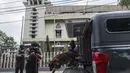 Polisi membawa anjing pelacak untuk pemeriksaan keamanan di sebuah gereja di Surabaya menjelang Paskah setelah bom bunuh diri di katedral Makassar, Rabu (31/3/2021). Kegiatan tersebut merupakan upaya peningkatan pengamanan tempat ibadah, khususnya gereja di kota pahlawan. (Juni Kriswanto/AFP)